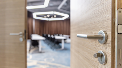 Modern Ofis Tasarımlarında Kapı Seçimi: Kullanışlı Ve Şık Alternatifler